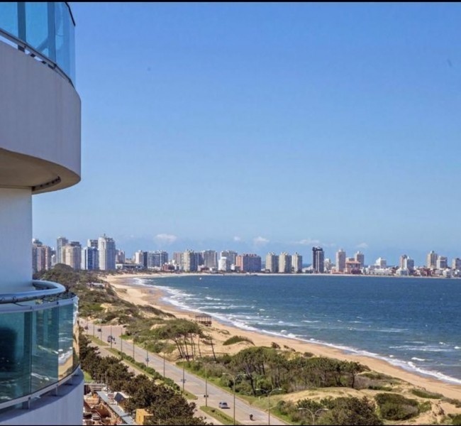 Departamento en torre de categoría frente a Playa Mansa